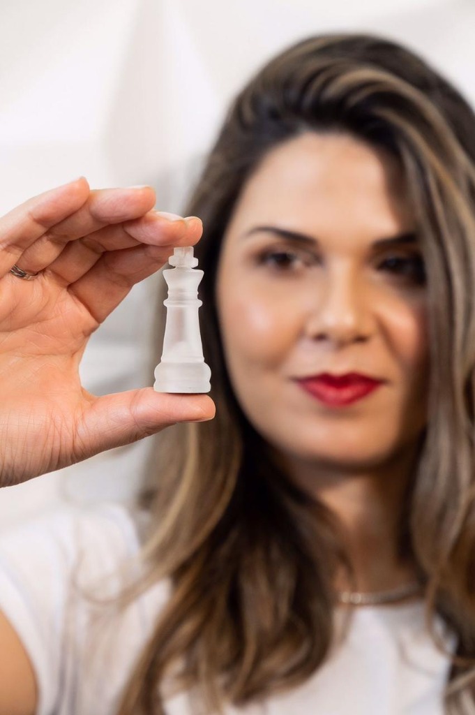 Dra. Ane Caroline Nascimento com peça de xadrez — estratégia jurídica